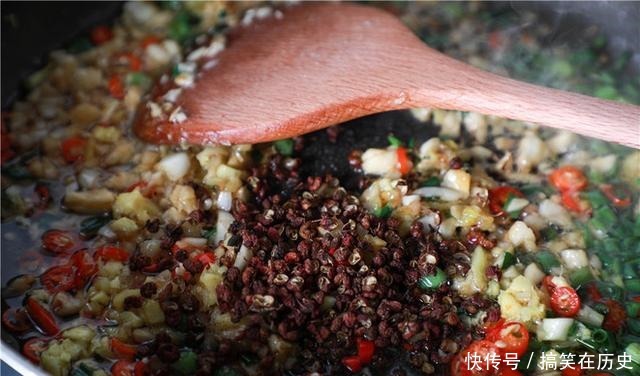 洗花甲时,只放盐是大错特错!多加这3样,花甲疯狂吐沙,更干净