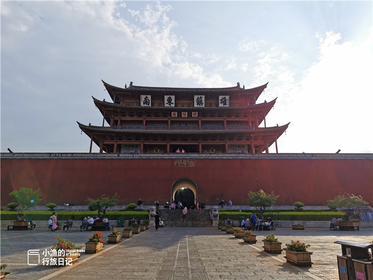 中年|最值得去的古城，超适合穷游！米线10元两人吃都撑，好多景点免费