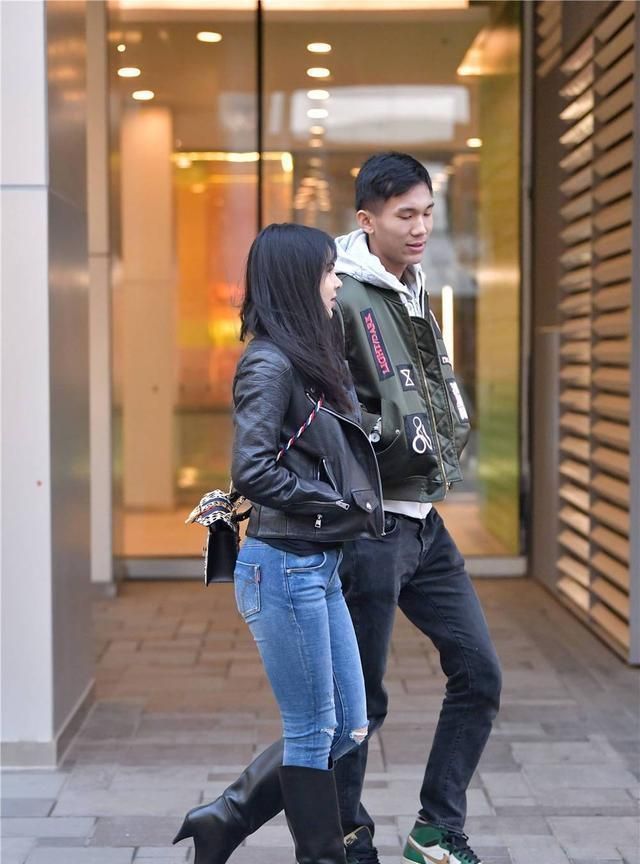 牛仔裤|紧身牛仔裤搭配黑色皮夹克,每一位姑娘都是这样穿,但是都不一样