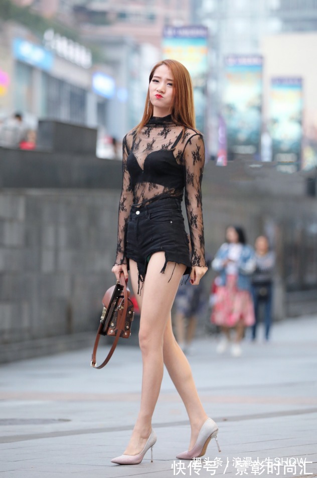 小姐姐 身材微胖的姑娘,连体阔腿裤搭配高跟鞋,时髦显瘦还优雅