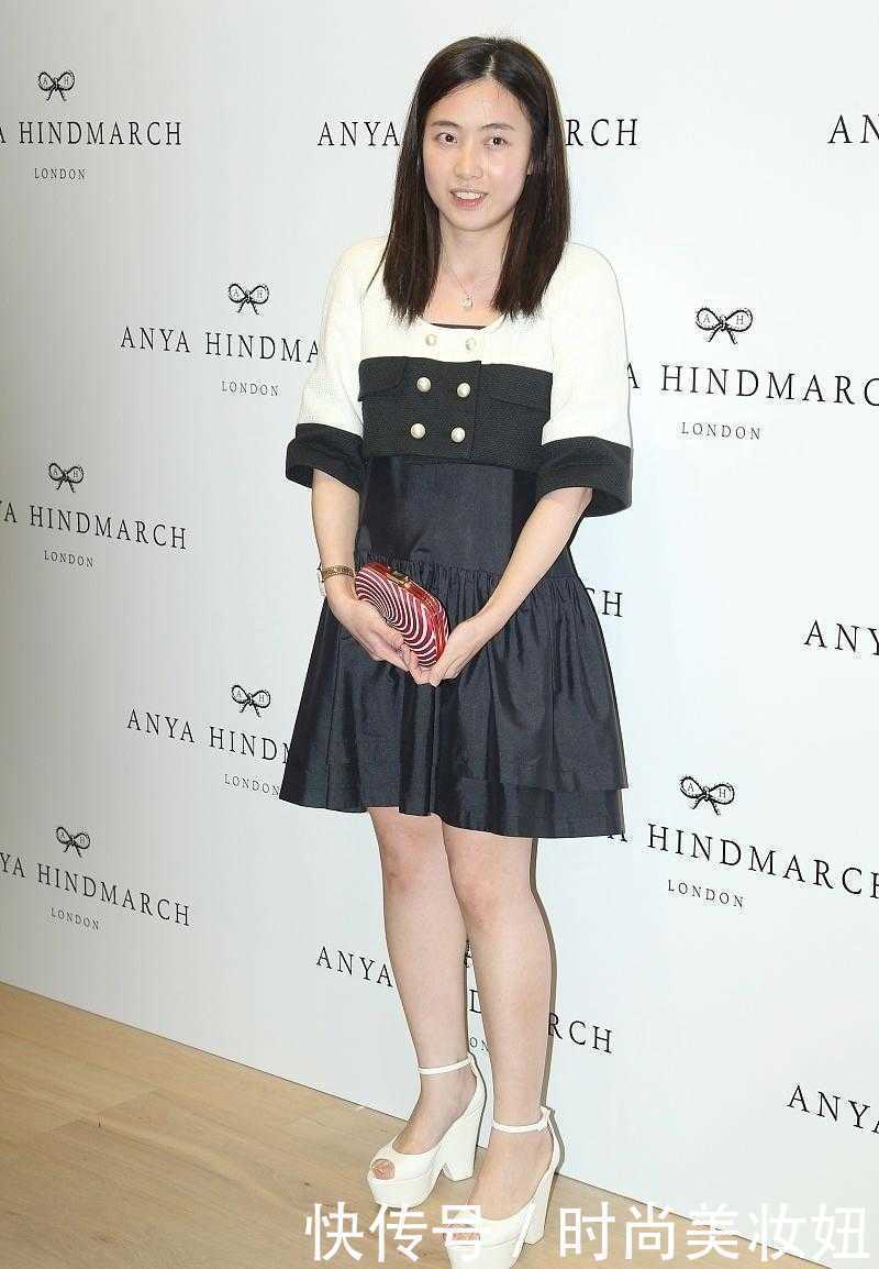 打扮|认真打扮的甘比气质太惊艳,穿小香风配黑色连衣裙,显贵又洋气