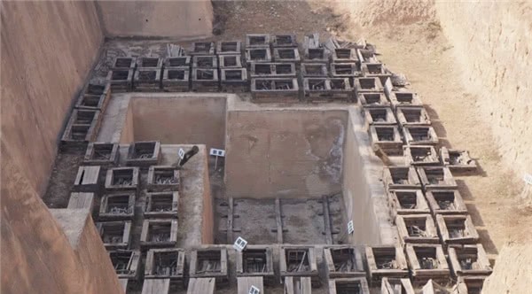 古怪农田千年来寸草不生,老汉随手一挖,却发现我国最骇人古墓