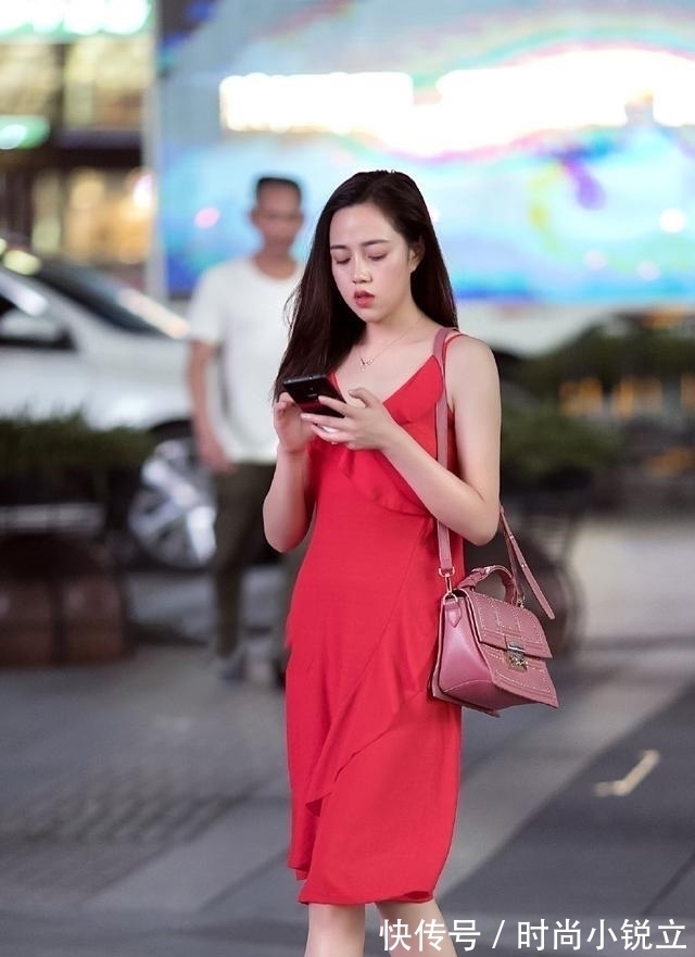 紧身上衣 修身的裙型搭配紧身上衣,连衣裙营造出立体瘦身效果时尚