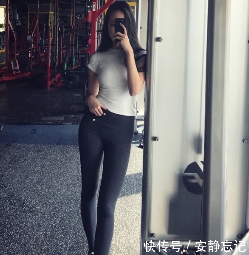 透露|紧身打底裤:优雅中透露着几分小俏皮,彰显出美女的紧致腰线