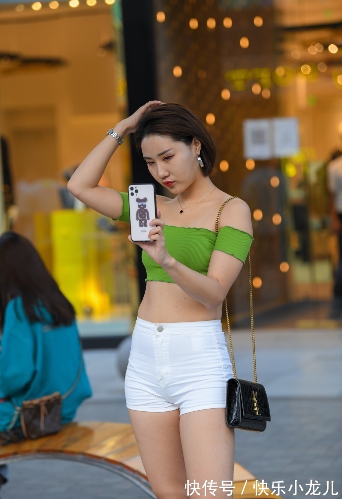凸显|微胖小姐姐的夏日穿搭，既清新又时髦，凸显时尚气质！