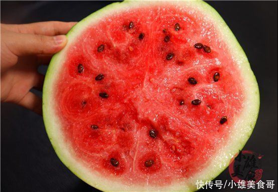 为什么西瓜不能用勺子挖着吃？原来里面大有学问，看完长见识了