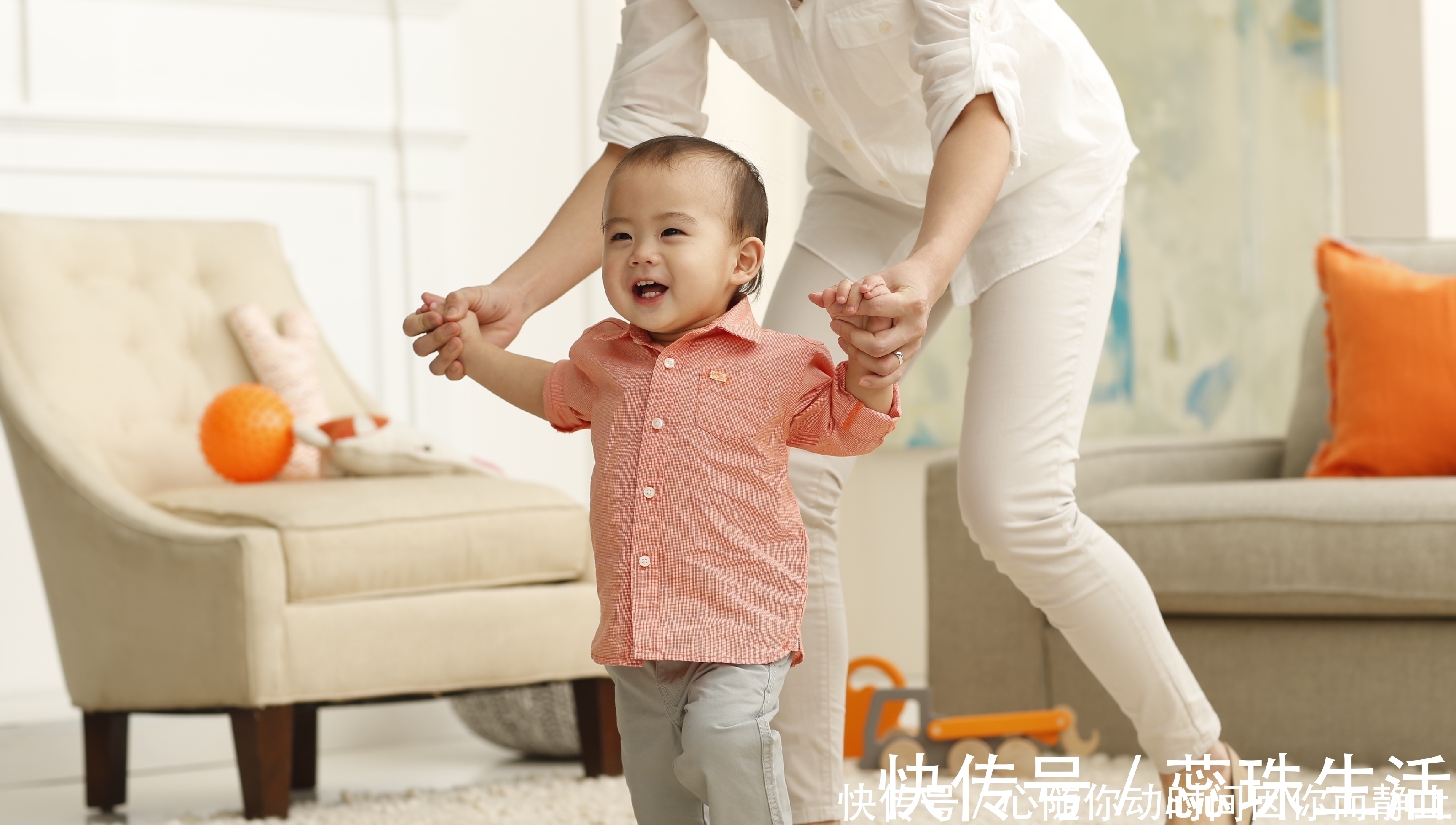 大脑|如何训练宝宝爬行?妈妈按照以下步骤来,不愁宝宝学不会