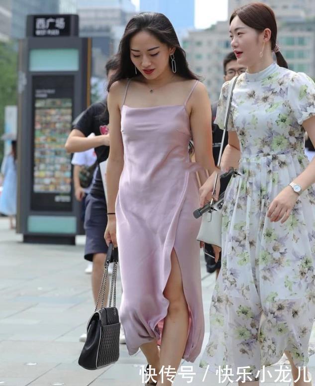 街拍小姐姐一件黑色上衣搭配白色裤子,解锁上班族穿搭