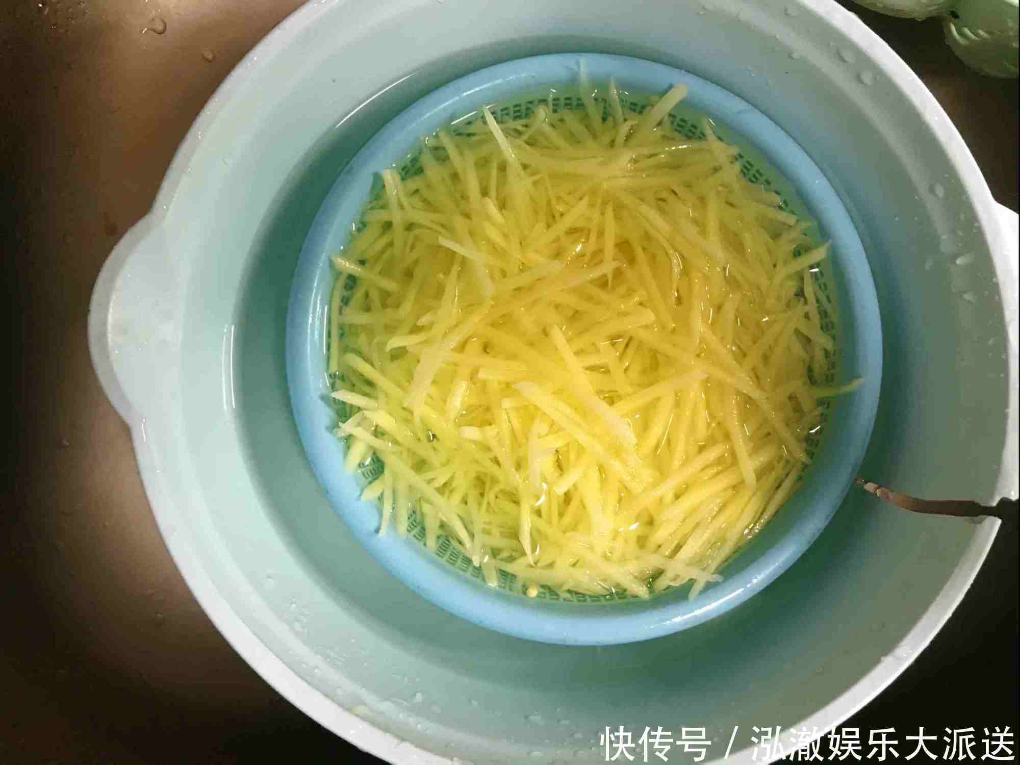  学会|大厨教你炒土豆丝，学会这1个小技巧，做的比饭店的还香！