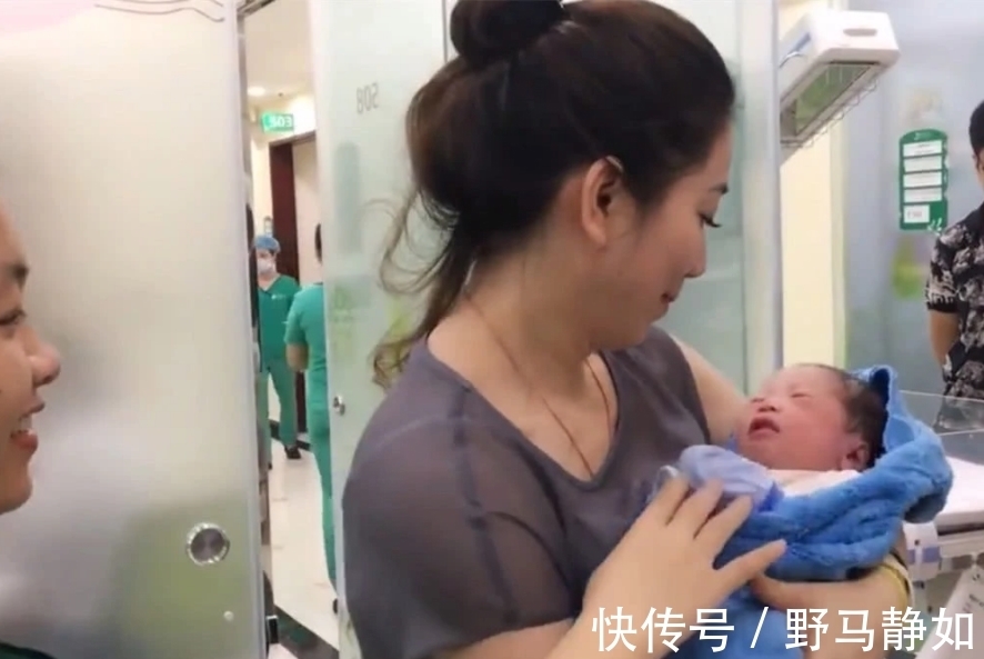 正脸|外婆抱刚出生的外孙,看到外婆的正脸后,网友:确定不是妈妈?