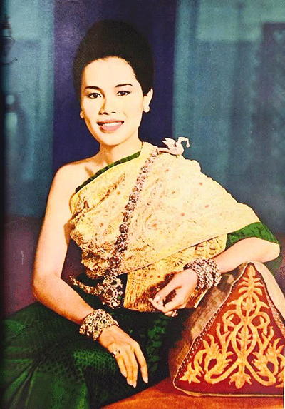 普密蓬!诗丽吉戴两顶头饰都很壕气了,不曾想她手上还有四个镯子,好震撼