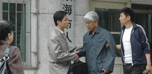 振荣|张洪杰为何75岁仍带着“丑妻”拍戏原来家里养了“一群狼”