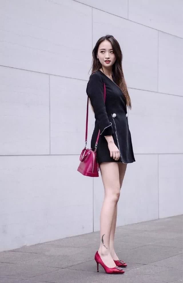 街拍：小姐姐的内搭选择了一件裙子，气质优雅，又带着恋爱的气息