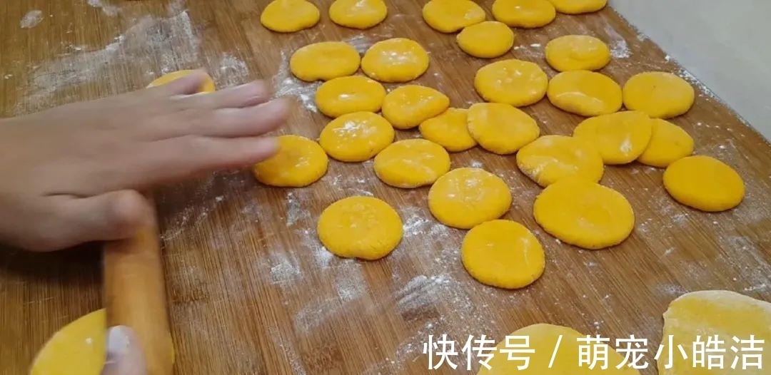 南瓜这样做才简单，锅里炸一炸，外皮焦脆又空心，比面包蛋糕还好吃