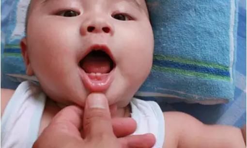 乳牙|宝宝出牙时间暗示健康状况，出牙晚不一定缺钙，父母越早知道越好