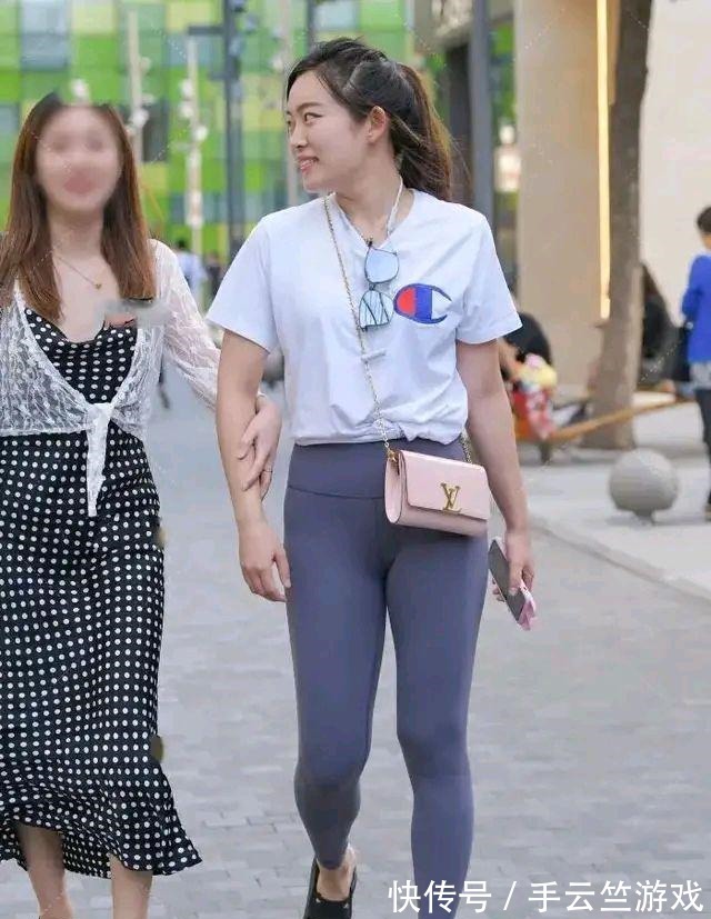 鲨鱼裤 错过了瑜伽裤就不要再错过鲨鱼裤了，穿在身上的时尚感让人喜欢！