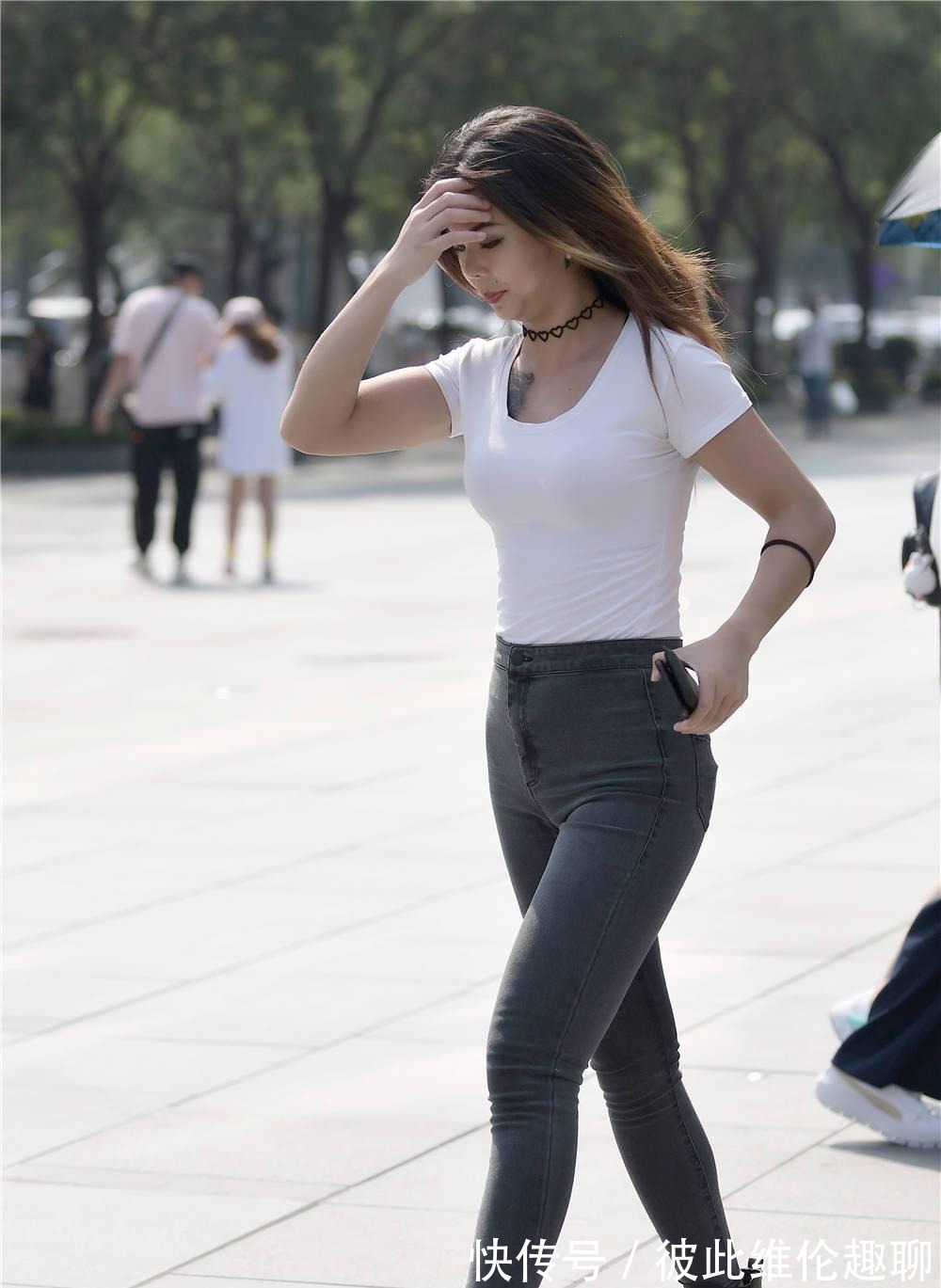 短靴|衬托身材的紧身牛仔裤,深灰色款式,搭配白色半袖,简约时尚穿搭