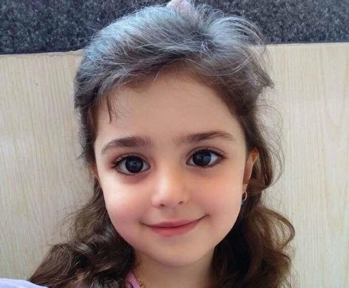 爸爸妈妈|俄罗斯“芭比娃娃”,被父母操控人生33年,连买衣服权利都没有