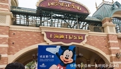 迪士尼终究拗不过游客,废除翻包制,安检员:但有三种食物必须查