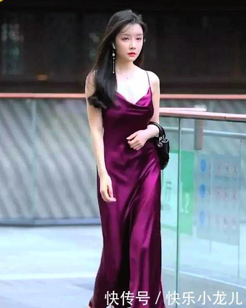 洒脱|女神穿真丝裙飘逸洒脱,秀出白皙香肩,不知道会上哪里车