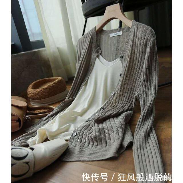 初秋搭配界的“百搭扛把子”，针织衫这样穿，低调又显瘦！