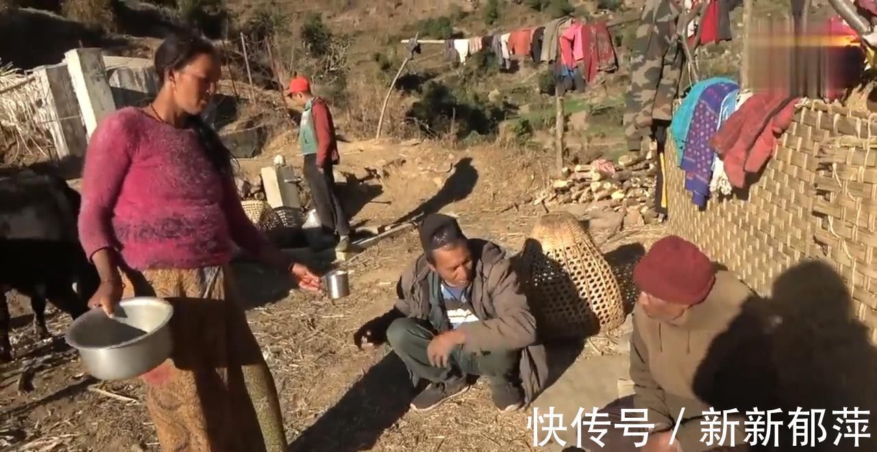 尼泊尔村庄里的穷人，米饭配土豆招待中国小伙，小孩对相机很陌生