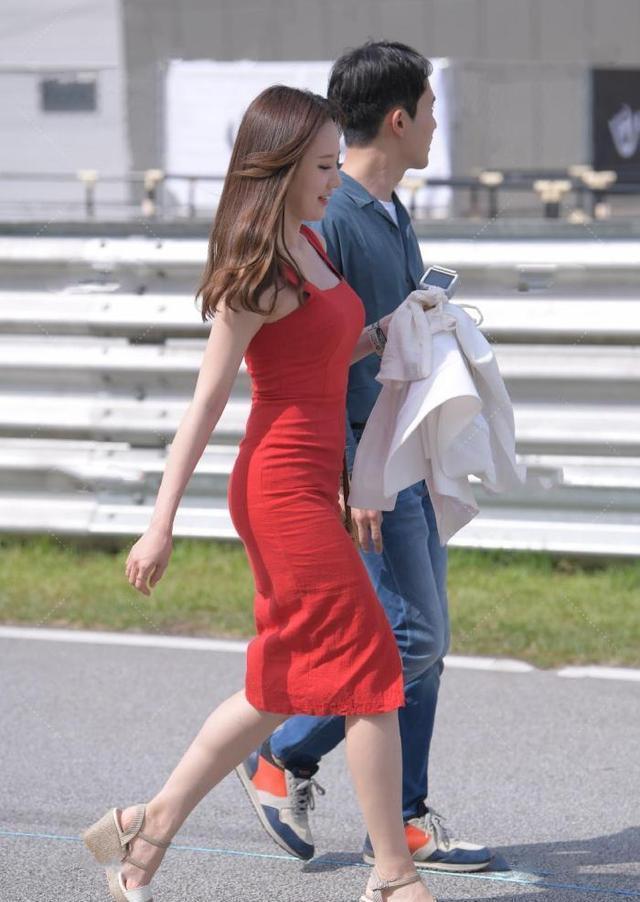 年轻女生穿衣不能低调, 选择时髦舒适的连衣裙, 秀出优雅靓丽的美