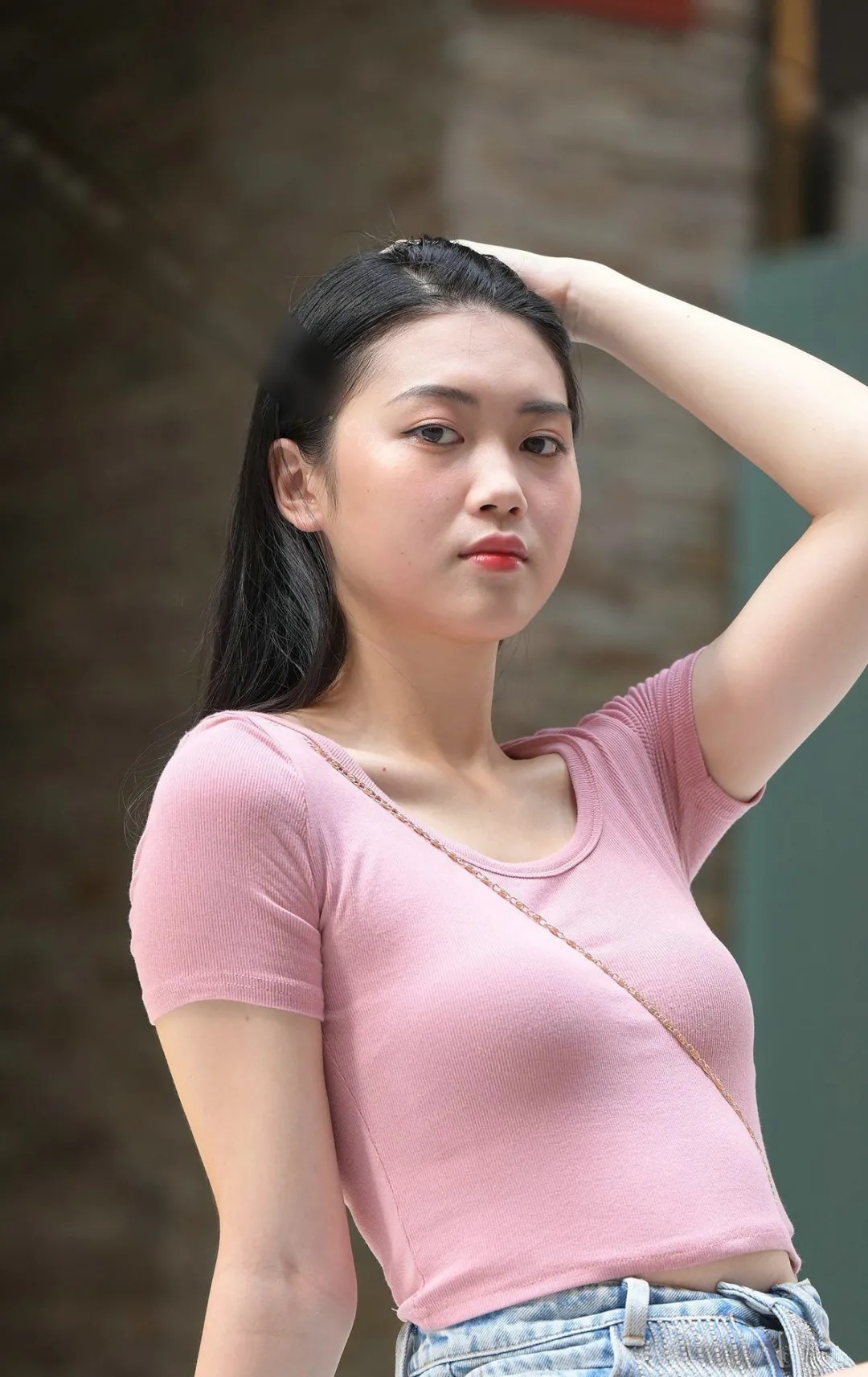 搭配 粉色短款上衣搭配修身牛仔裤,活泼可爱青春靓丽使身形挺拔自然