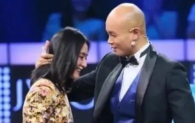 乐嘉上台醉酒闹事丢饭碗,你以为是自作自受,其实背后另有算盘