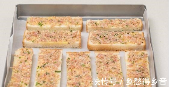 配上牛奶和咖啡就是完美早餐,味道香浓,刚出炉的时候孩子抢着吃!