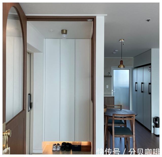 卫生间门|进门无玄关?试试她家的方法,还能多出一个餐厅,实用又耐看!