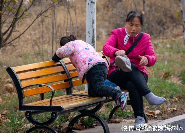 老人|双胞胎姐妹花，爸妈和外婆分别带，3年后差距肉眼可见