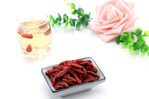 枸杞泡水，很多人的“水”放的不对，所以效果才不明显