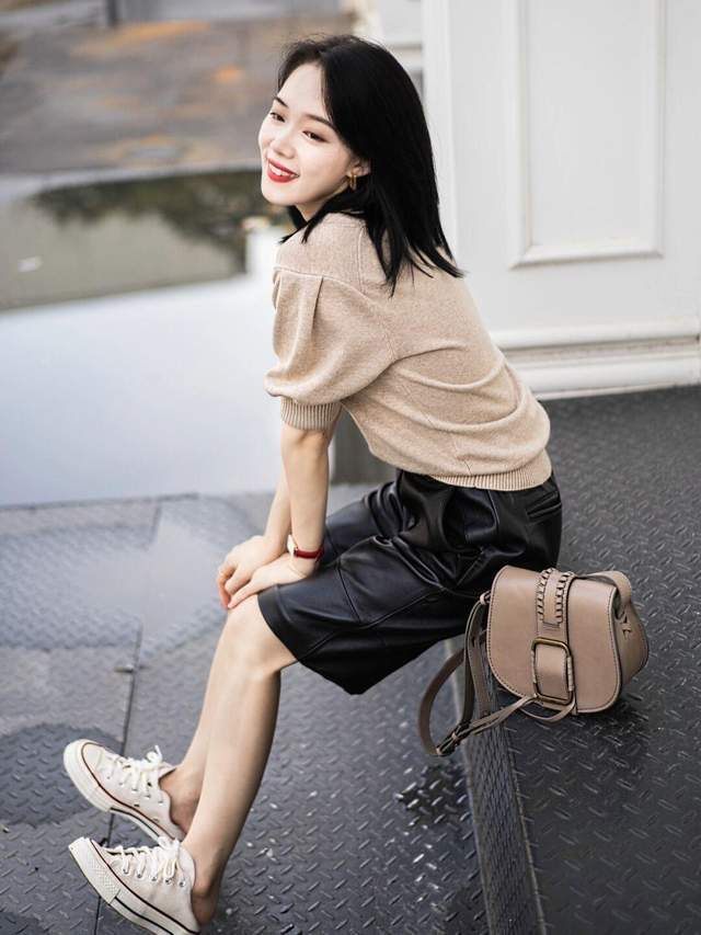 调节扣|秋冬,怎么穿性感女人味?风衣配白色衬衫和白色短裤,秀出大长腿