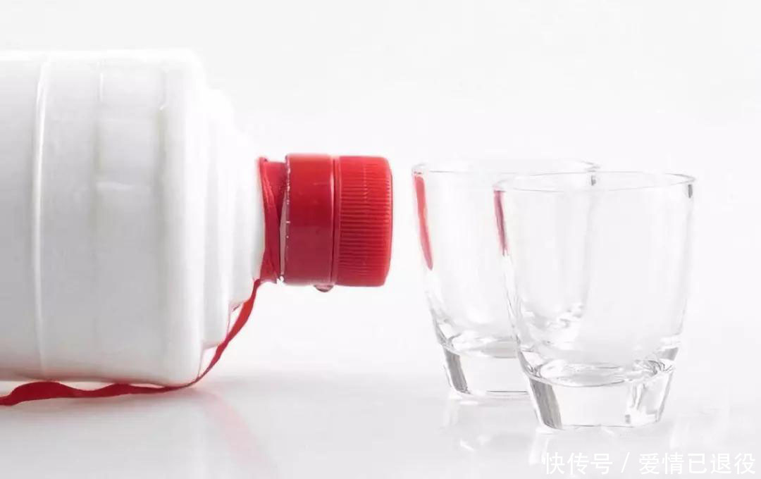 白酒|中国有一类“尴尬酒”,放在货架上无人问,懂行的人却用来送领导