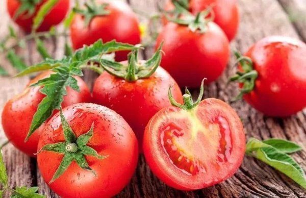 维生素c|西红柿的功效很多,却和2种食物“相克”,吃错了美食变“毒药”