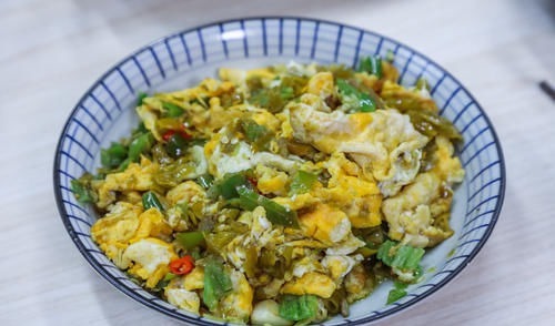 舅舅一家来做客，妈妈做了10道菜招待，大伙吃了都说好