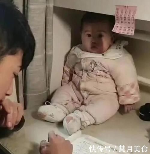 妹妹|哥哥写作业妹妹无声“监督”，网友调侃：妹妹为这家付出太多！