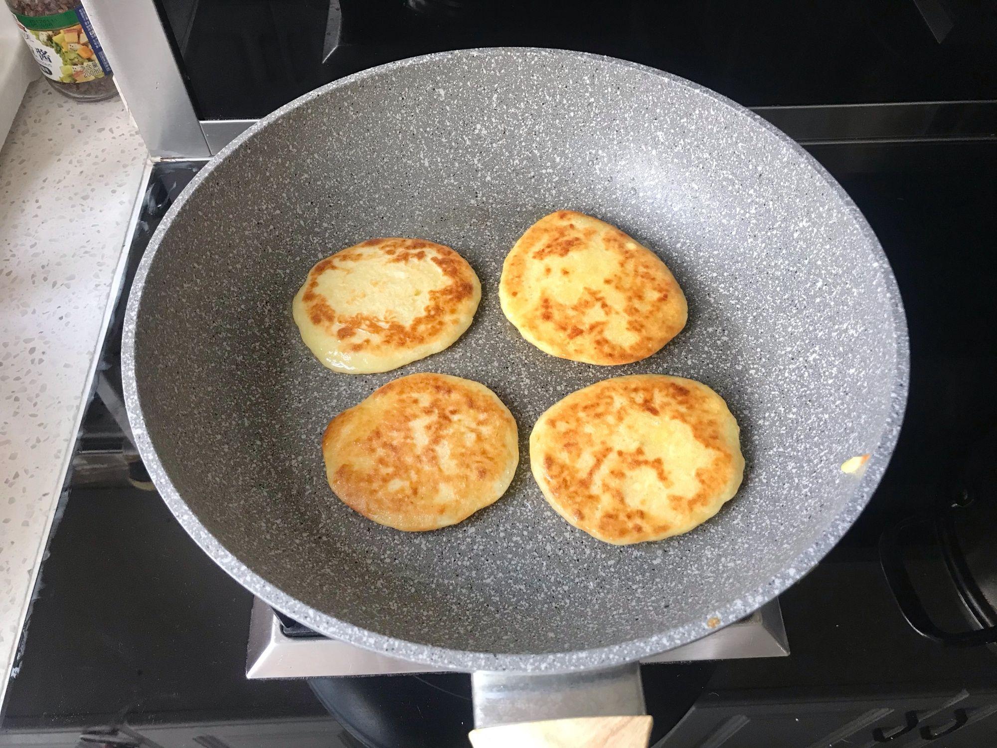 鲜玉米不蒸不煮，换个吃法做成早餐饼，清香美味，5分钟搞定早餐
