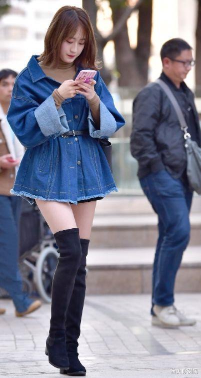 玩转|微凉秋日的个性穿搭,宽松牛仔外套+长筒靴,轻松玩转下身失踪