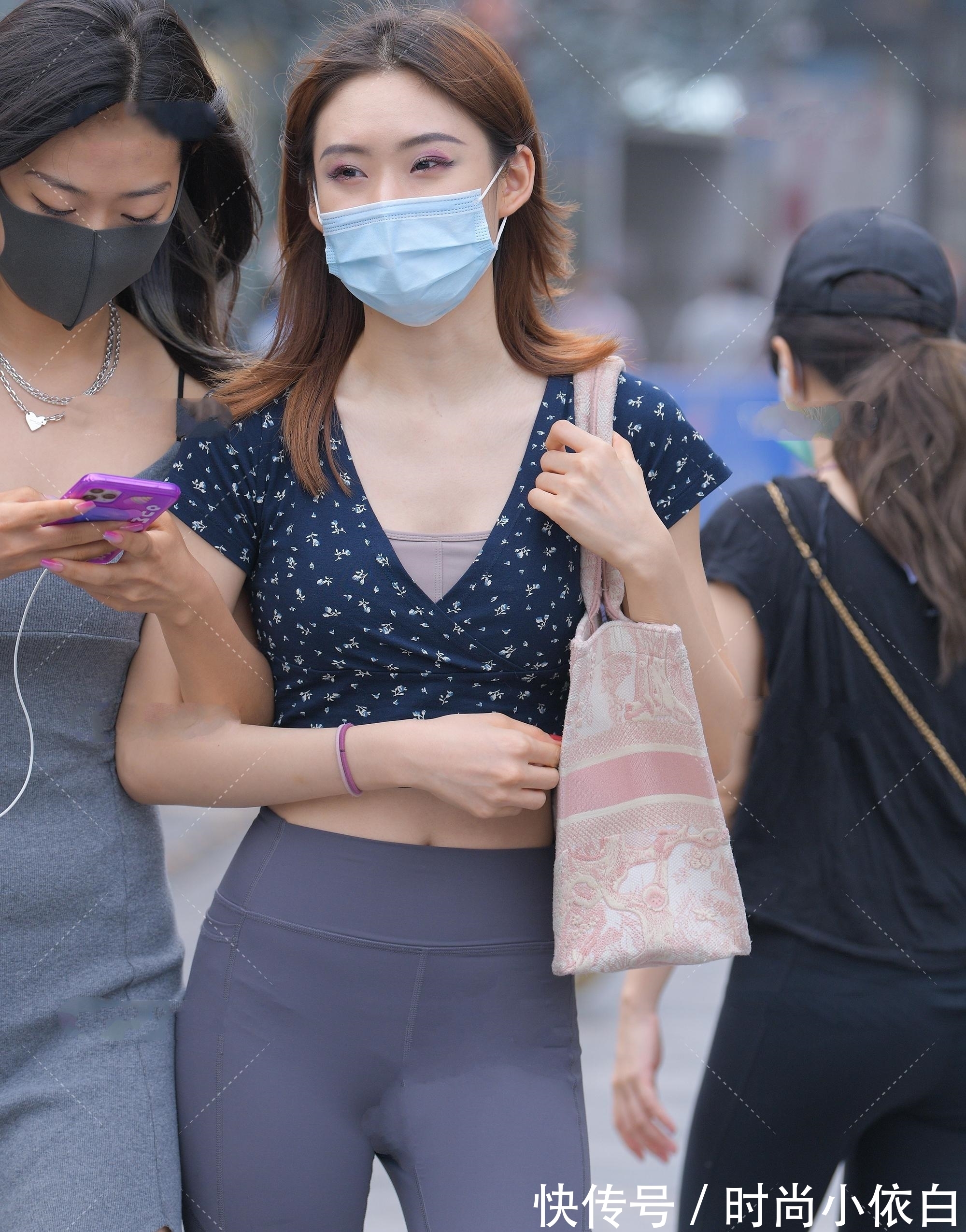 上衣 小碎花上衣搭配瑜伽裤，简约俏皮，这样的鞋包更有少女心