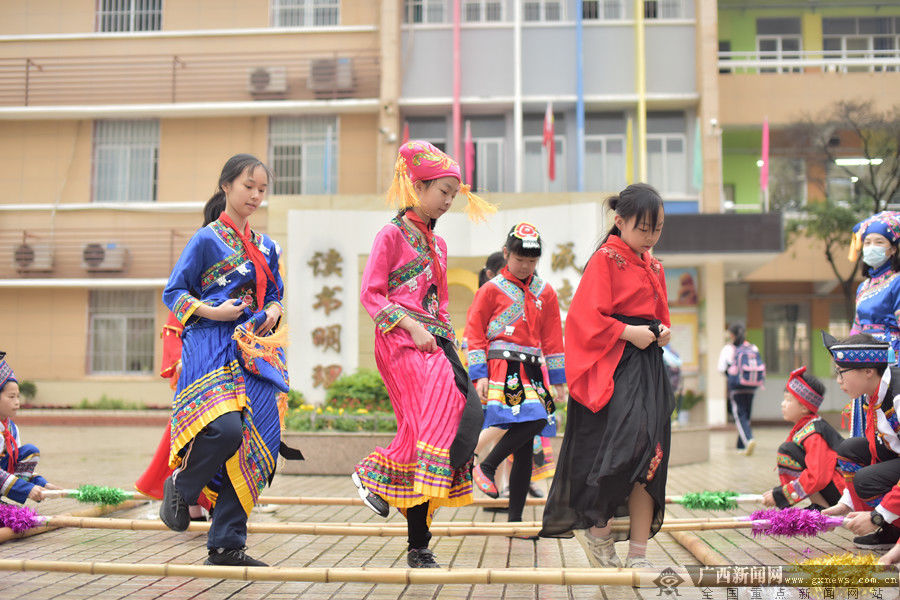 桂林一小学举行“壮族三月三”庆祝活动