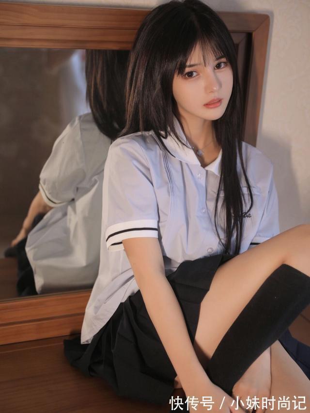 JK 漂亮女孩子更适合穿JK衬衫搭配短裙,散发着青春的气息,漂亮美女