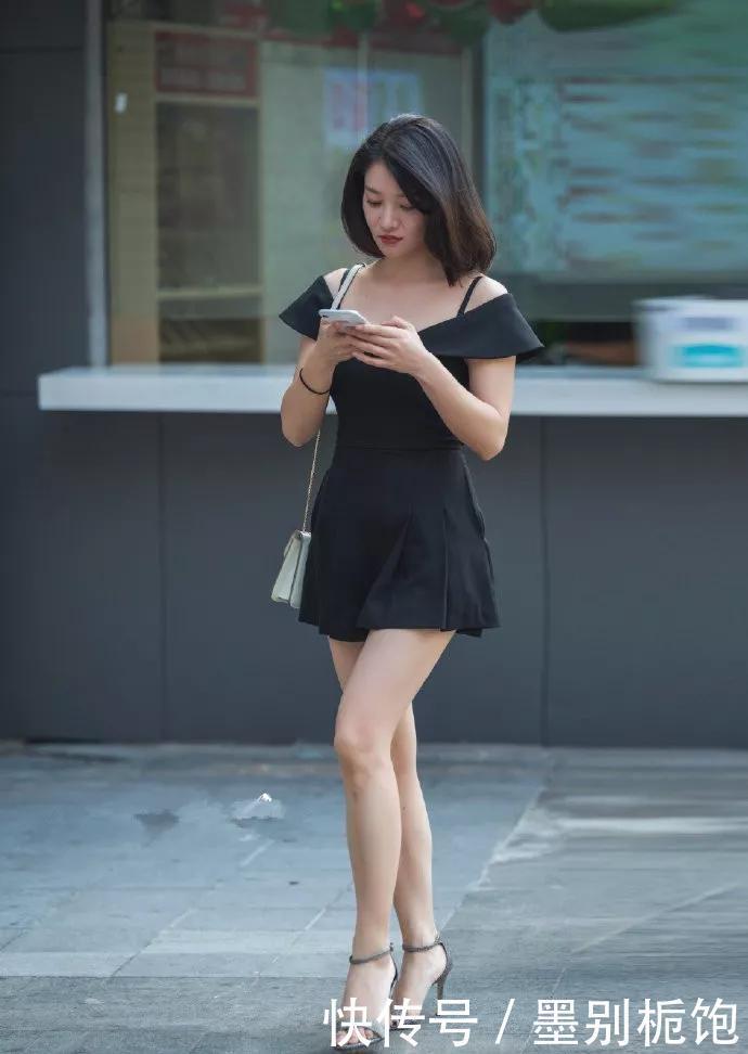 短裙显得性感又非常的修饰腿型，露肩的上衣充满了甜美的气质范