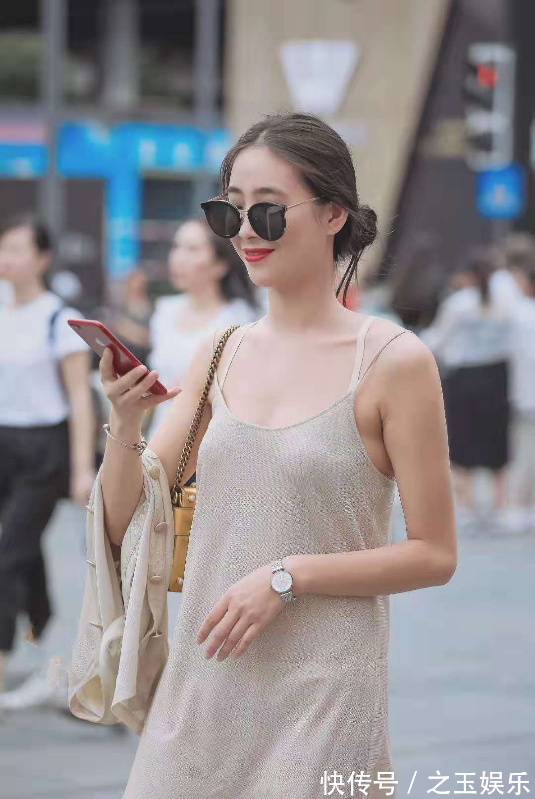 穿搭 非常温柔显气质的穿搭,米白色吊带裙+开衫,让你轻轻度过一周哦