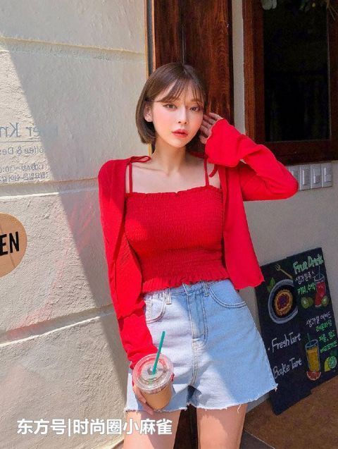 街拍前卫时尚的小姐姐,穿搭打底裤,彰显达人气质