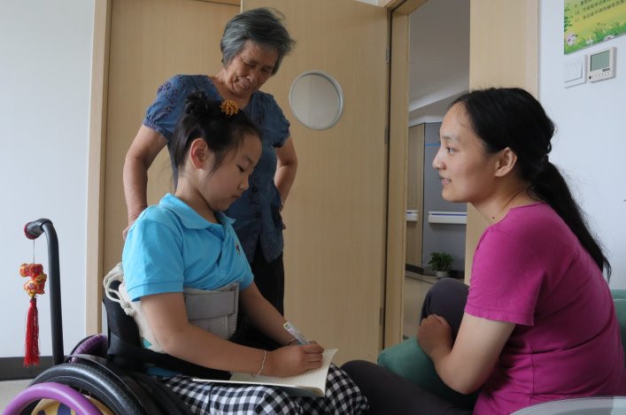 中国康复研究中心|6岁女孩跳舞后截瘫，80后妈妈辞职！两年拍下的短视频让人心疼