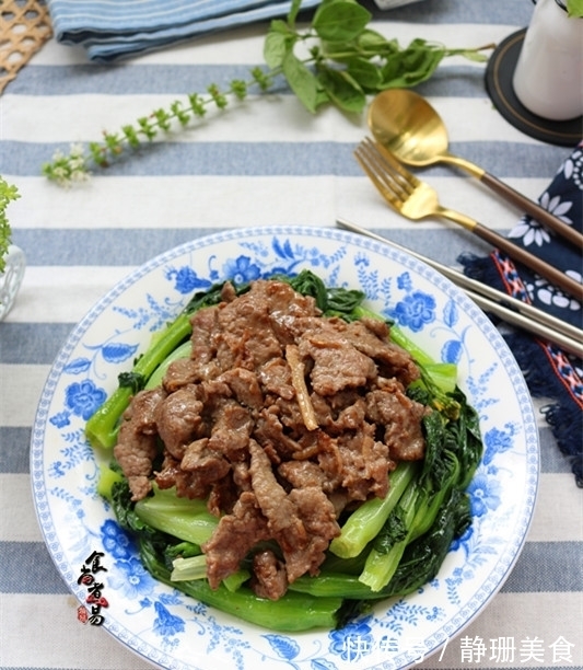 菜心|秋天，牛肉换个吃法，又鲜又嫩，荤素搭配，比吃火锅过瘾
