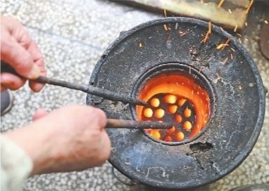 火钳烫头，“90后”爷爷打造“最时尚”