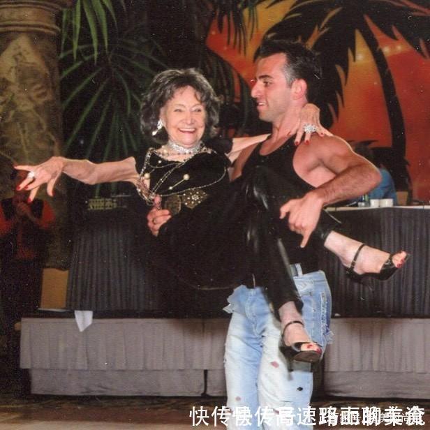 百岁老人|她101岁还练高难度瑜伽,满头白发喝香槟坐游艇,还和小鲜肉跳舞